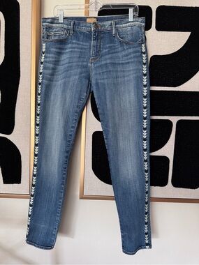 Driftwood Marilyn jeans embroidered faded blue Anthropologie stretch